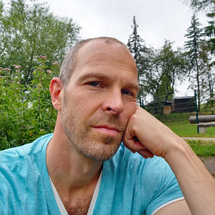 Portrait Christian Zoch, Begleiter für verkörperte Bewusstseinsarbeit, beim Nachdenken